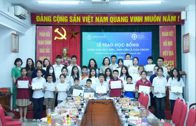 Trao học bổng cho học sinh, sinh viên là con của công nhân môi trường