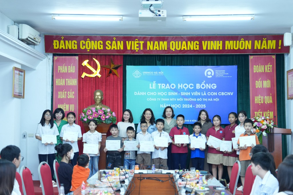 Các cháu học sinh tiểu học nhận học bổng tại chương trình