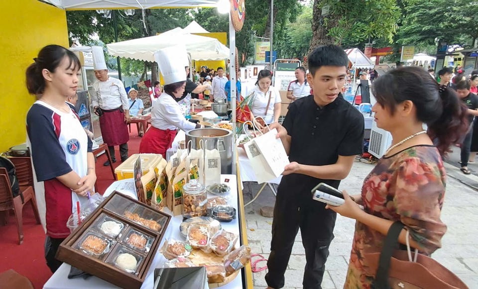 Gian hàng bánh Trung thu cổ truyền Hà Nội hút khách