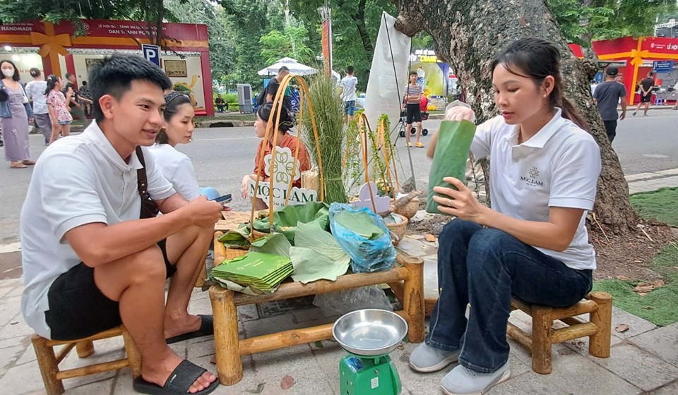 Đến dự lễ hội, du khách còn được trải nghiệm không gian giới thiệu sản phẩm của các doanh nghiệp kinh doanh dịch vụ du lịch, lữ hành; không gian trải nghiệm làng nghề; không gian tiểu cảnh để check in...