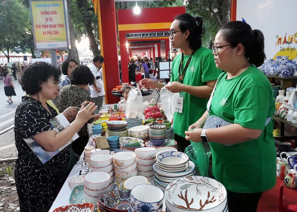 Khách tham quan, mua sắm tại một gian hàng gốm sứ Hà Nội