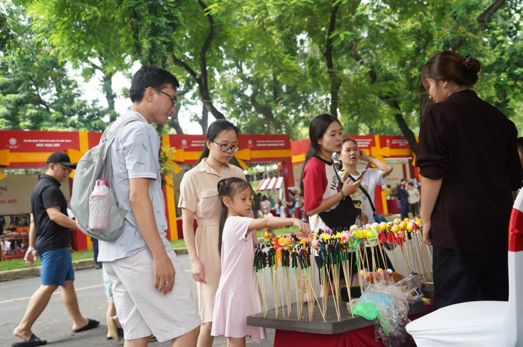 Du khách trải nghiệm, xem các sản phẩm quà tặng từ các làng nghề Hà Nội. Du khách chia sẻ, lễ hội giới thiệu nhiều món quà thú vị rất đặc trưng của Hà Nội cùng các hoạt động trải nghiệm hấp dẫn với cả trẻ em và người lớn.