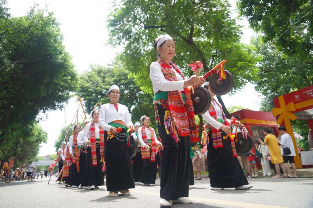 Biểu diễn cồng chiêng tại không gian đi bộ. Ảnh: Hoàng Lân