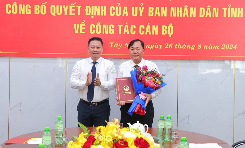 Chủ tịch UBND tỉnh Tây Ninh Nguyễn Thanh Ngọc trao quyết định cho ông Trương Văn Hùng.