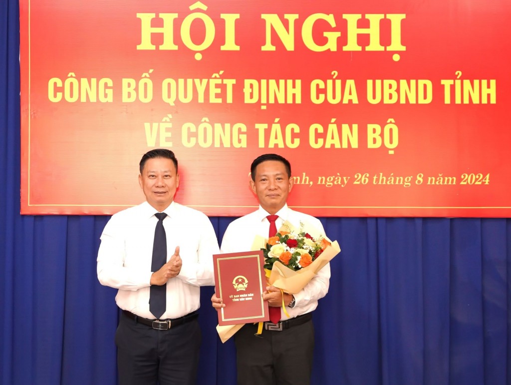 Chủ tịch UBND tỉnh Tây Ninh Nguyễn Thanh Ngọc chúc mừng ông Phạm Trung Chánh. (Ảnh: Thúy Phương)