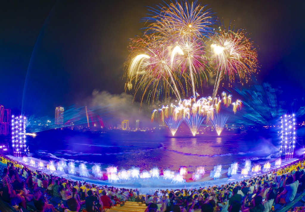 Màn pháo hoa “thiên biến vạn hóa” được mong đợi nhất trong show diễn Symphony of River