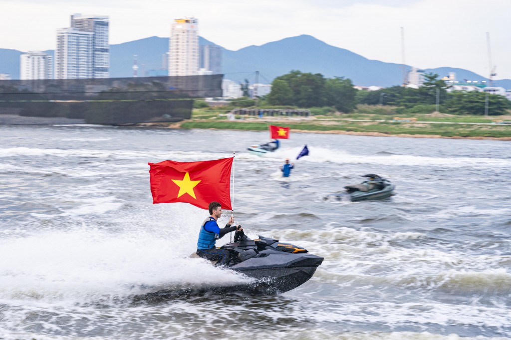 Hình ảnh cờ Tổ quốc xuất hiện đầy tự hào trong show diễn Awaken River