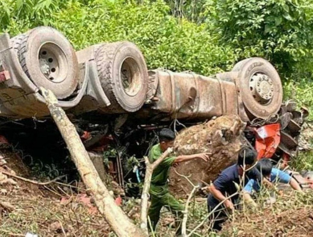 Kỳ Sơn (Nghệ An): Ô tô rơi xuống vực sâu, một người tử vong