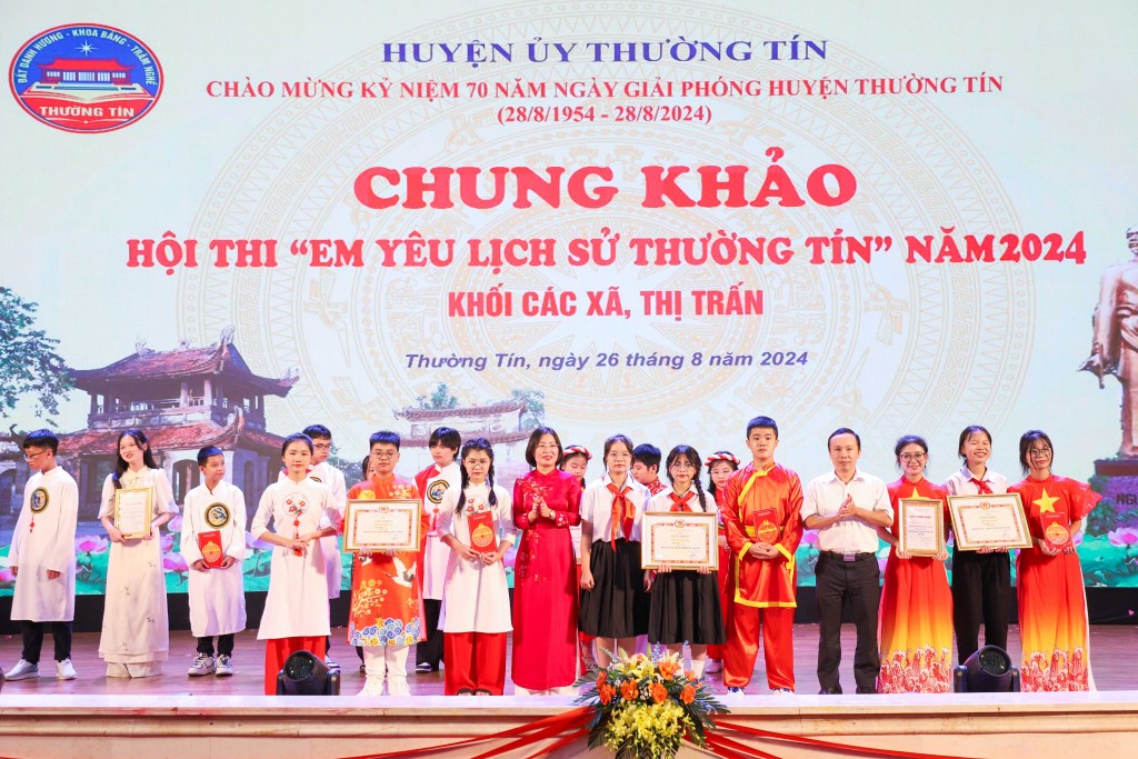 Chung khảo “Em yêu lịch sử Thường Tín” mừng Ngày Giải phóng Thủ đô