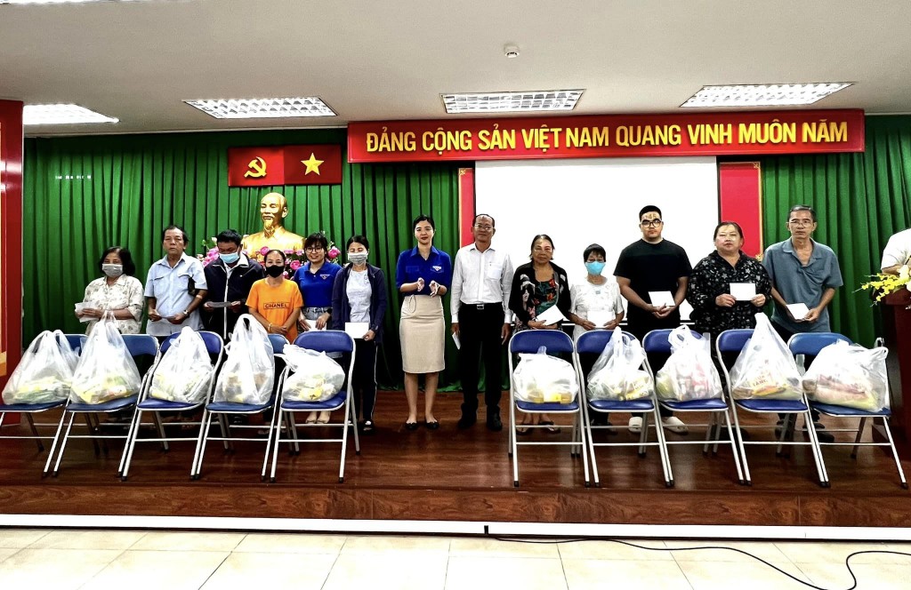 Trao quà cho các hộ khó khăn trên địa bàn phường Đa Kao, quận 1, tp HCM (1)