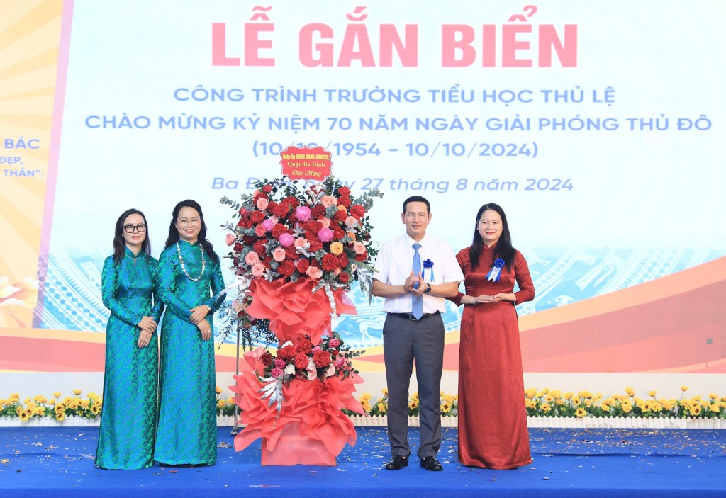 Lãnh đạo UBND quận Ba Đình chúc mừng Ban giám hiệu Trường Tiểu học Thủ Lệ. Ảnh: Mai Hữu