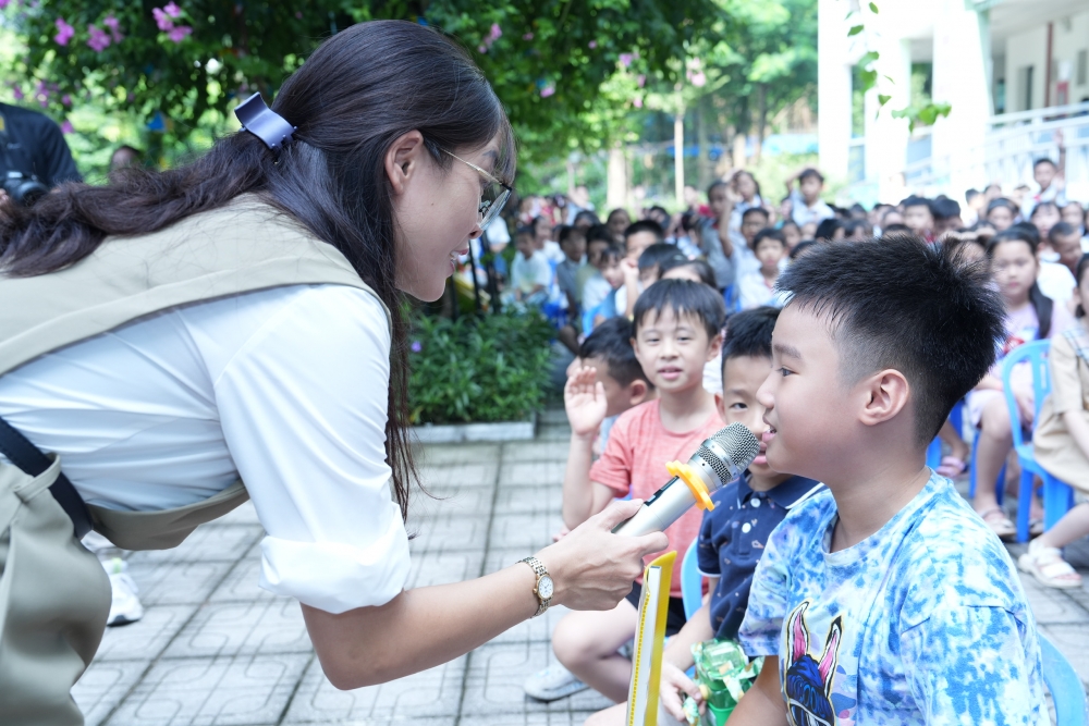 Học sinh hào hứng tham gia trò chơi phân loại rác