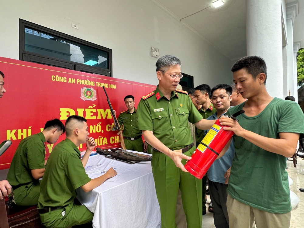 Sơ kết &quot;Con đường màu xanh&quot; và đổi vũ khí, vật liệu nổ lấy bình chữa cháy