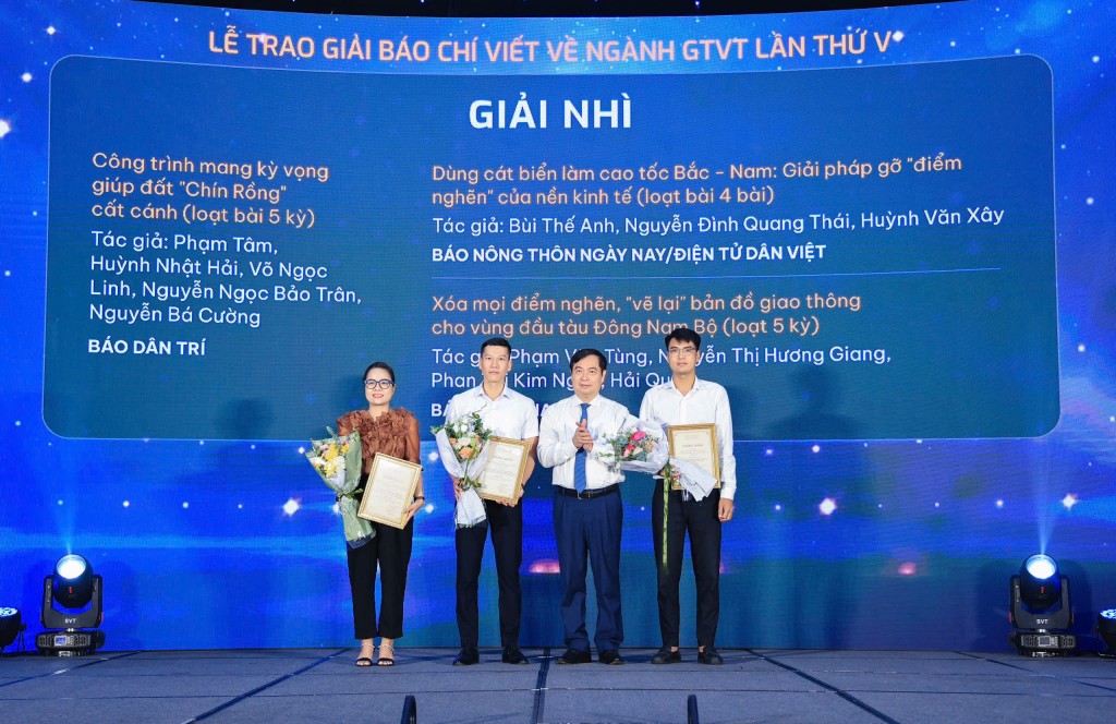 Trao giải “Báo chí viết về ngành Giao thông vận tải lần thứ V”