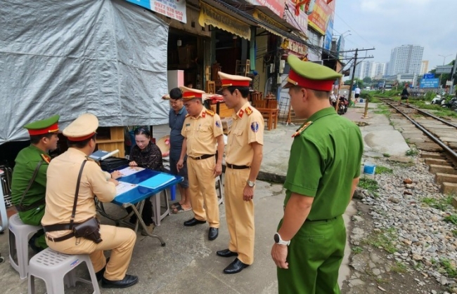 Hà Nội quyết tâm xóa sổ lối đi tự mở cắt ngang đường sắt