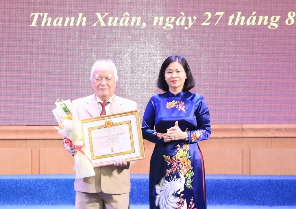 636 đảng viên quận Thanh Xuân được nhận Huy hiệu Đảng