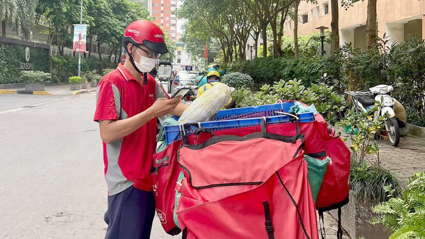 Các đơn hàng thường bọc kỹ càng bởi hộp giấy và nhiều lớp nilon Các đơn hàng thường bọc kỹ càng bởi hộp giấy và nhiều lớp nilon