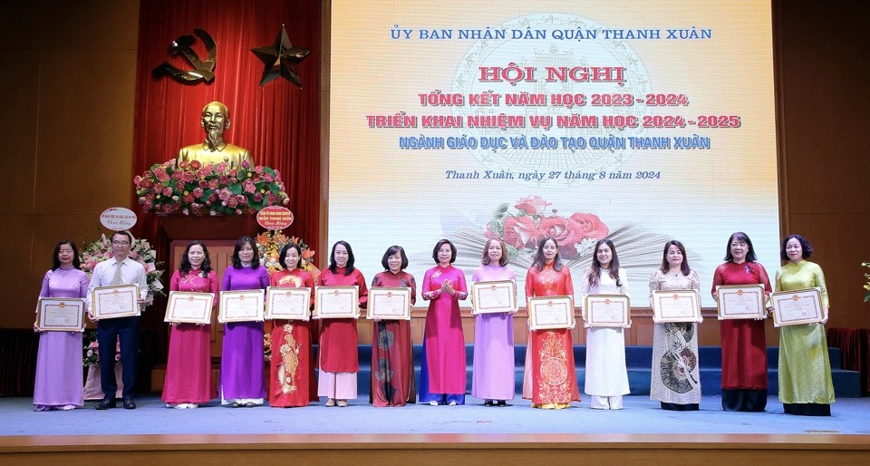 Ủy viên Ban Thường vụ Thành ủy, Bí thư Quận ủy Thanh Xuân Bùi Huyền Mai biểu dương, khen thưởng các tập thể có thành tích xuất sắc