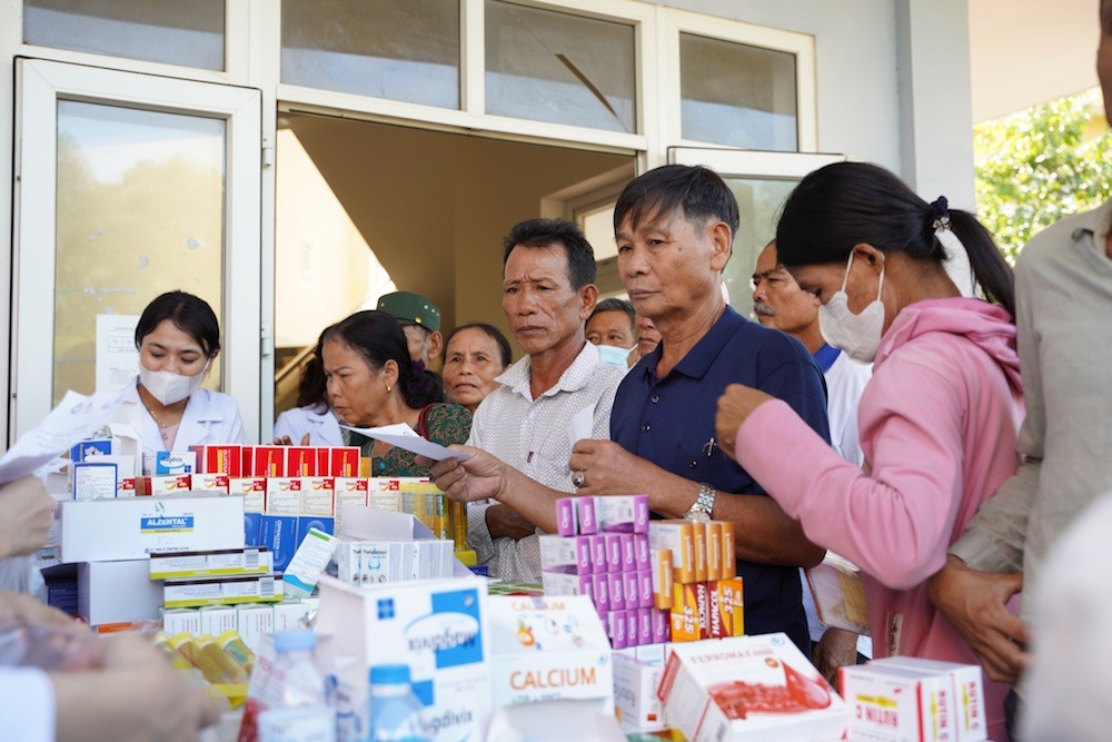  Nhiều hạng mục khám và phát thuốc được thực hiện bởi các y bác sĩĐoàn các y bác sĩ khám bệnh cho chương trình thiện nguyện