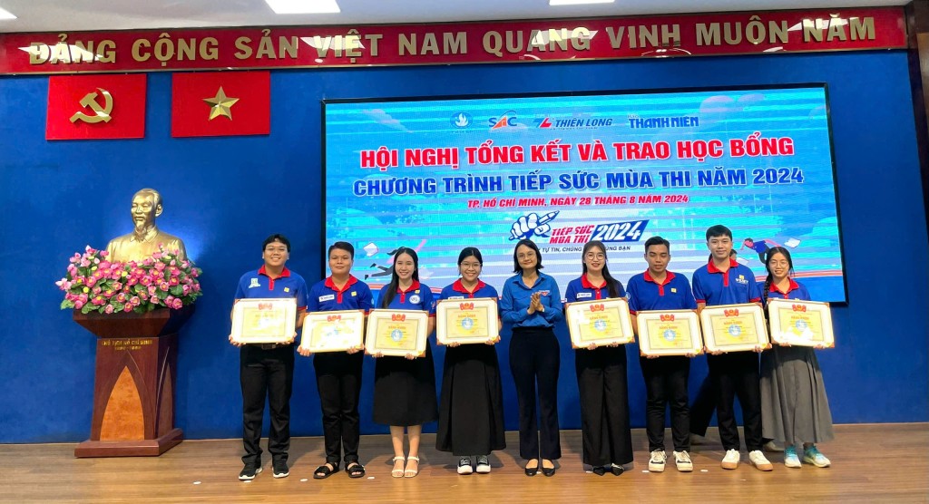 Trao 35 suất học bổng tiếp sức mùa thi cho sinh viên