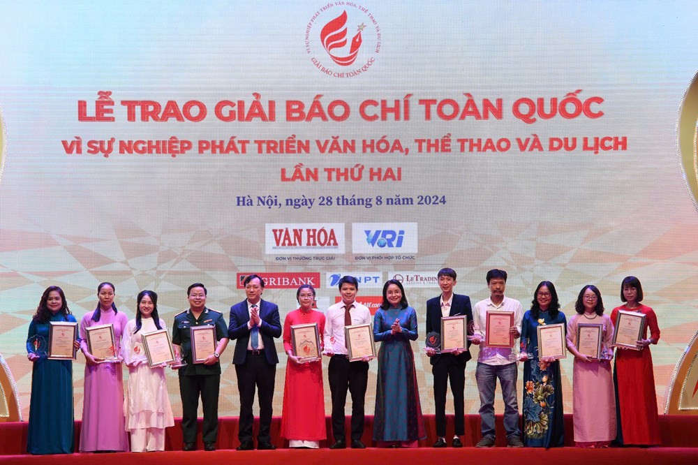 Thứ trưởng Bộ VHTTDL Trịnh Thị Thủy, Phó Chủ nhiệm Ủy ban Văn hóa, Giáo dục của Quốc hội Phan Viết Lượng trao giải Ba cho các tác giả, đại diện nhóm tác giả