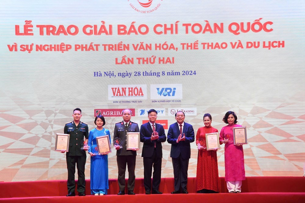 Phó Thủ tướng Lê Thành Long, Bộ trưởng Bộ VHTTDL Nguyễn Văn Hùng trao giải cho các tác giả, đại diện nhóm tác giả đoạt giải Nhất