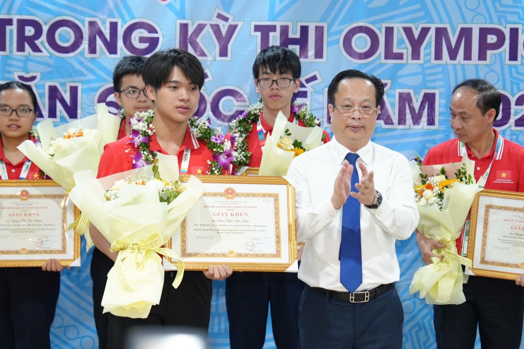 Thành tích đáng nể của 5 học sinh giành huy chương Olympic IOAA