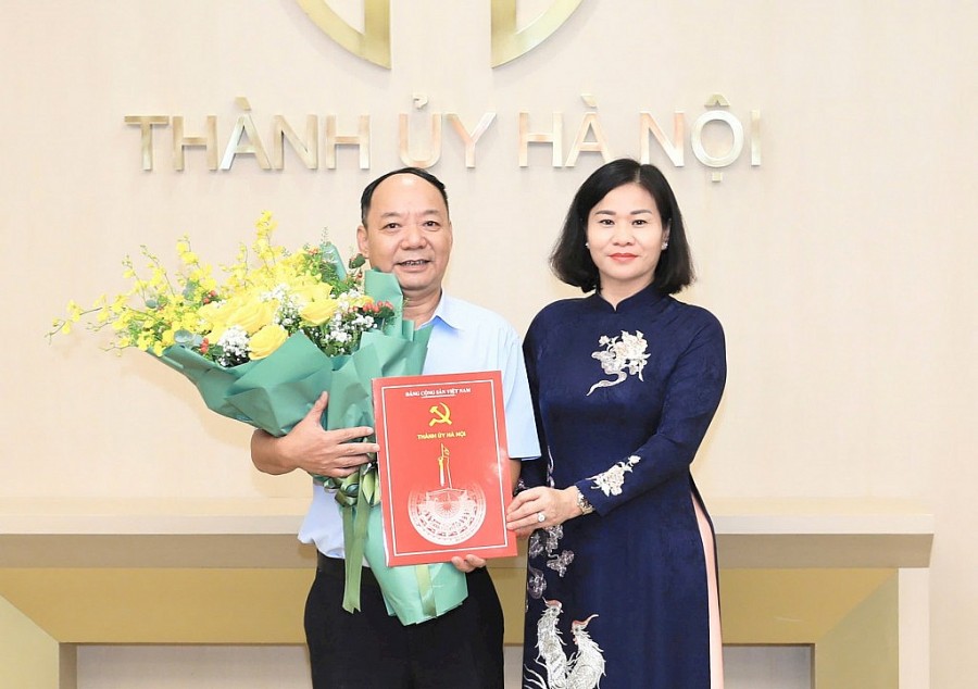 Phó Bí thư Thường trực Thành ủy Hà Nội Nguyễn Thị Tuyến trao quyết định nghỉ hưu với đồng chí Ma Đức Hiển. Ảnh: Quang Thái