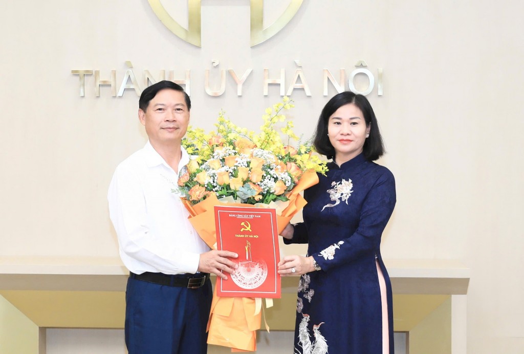 Phó Bí thư Thường trực Thành ủy Hà Nội Nguyễn Thị Tuyến trao quyết định nghỉ hưu với đồng chí Phạm Thanh Học. Ảnh: Quang Thái