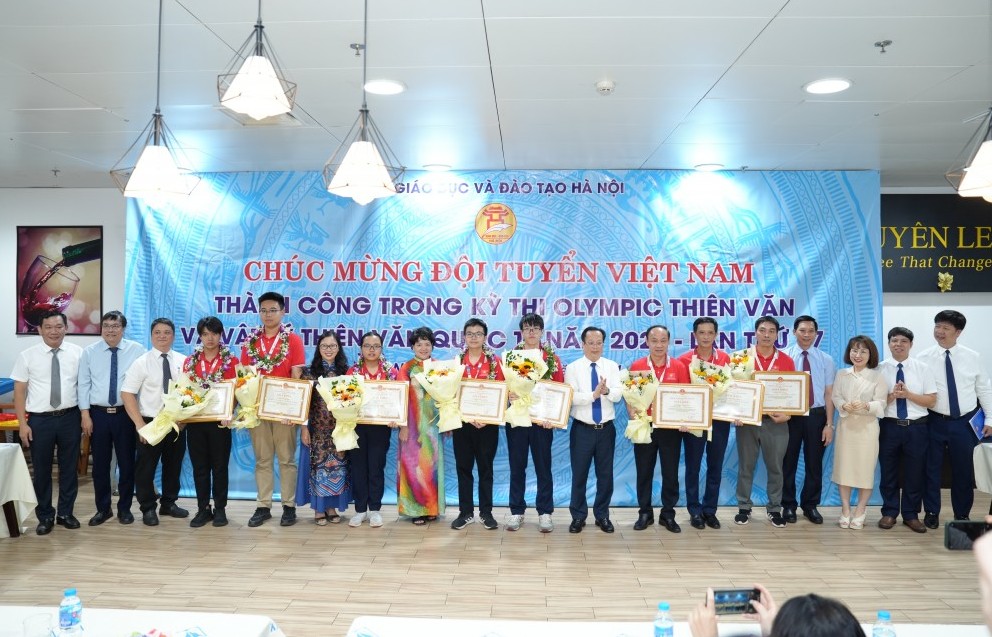 Toàn đoàn học sinh Hà Nội giành huy chương Olympic quốc tế IOAA