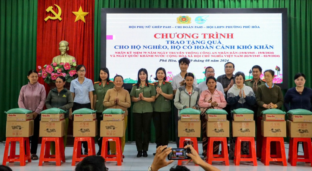 Công an tỉnh Bình Dương trao nhiều suất quà tới gia đình khó khăn