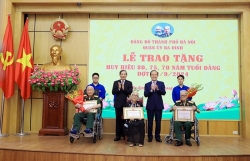 Trao Huy hiệu Đảng tặng đảng viên lão thành quận Ba Đình