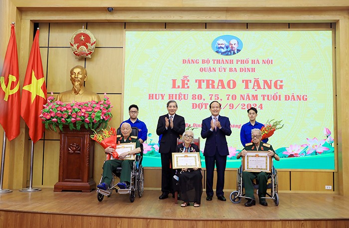 Trao Huy hiệu Đảng tặng đảng viên lão thành quận Ba Đình