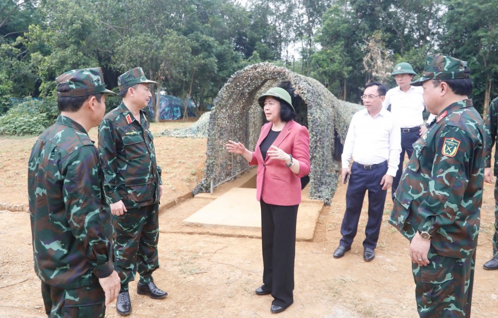 Bí thư Thành ủy Hà Nội Bùi Thị Minh Hoài cùng lãnh đạo thành phố Hà Nội trao đổi với lãnh đạo Bộ Tư lệnh Thủ đô Hà Nội tại buổi kiểm tra. Ảnh: Viết Thành