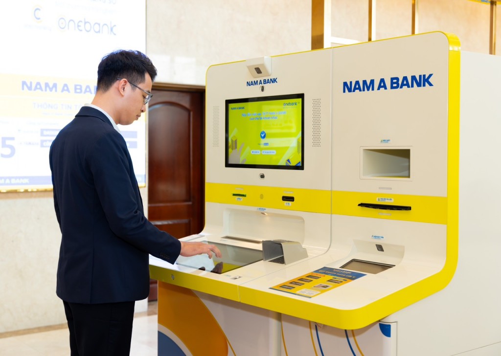 Khách hàng giao dịch tại ONEBANK