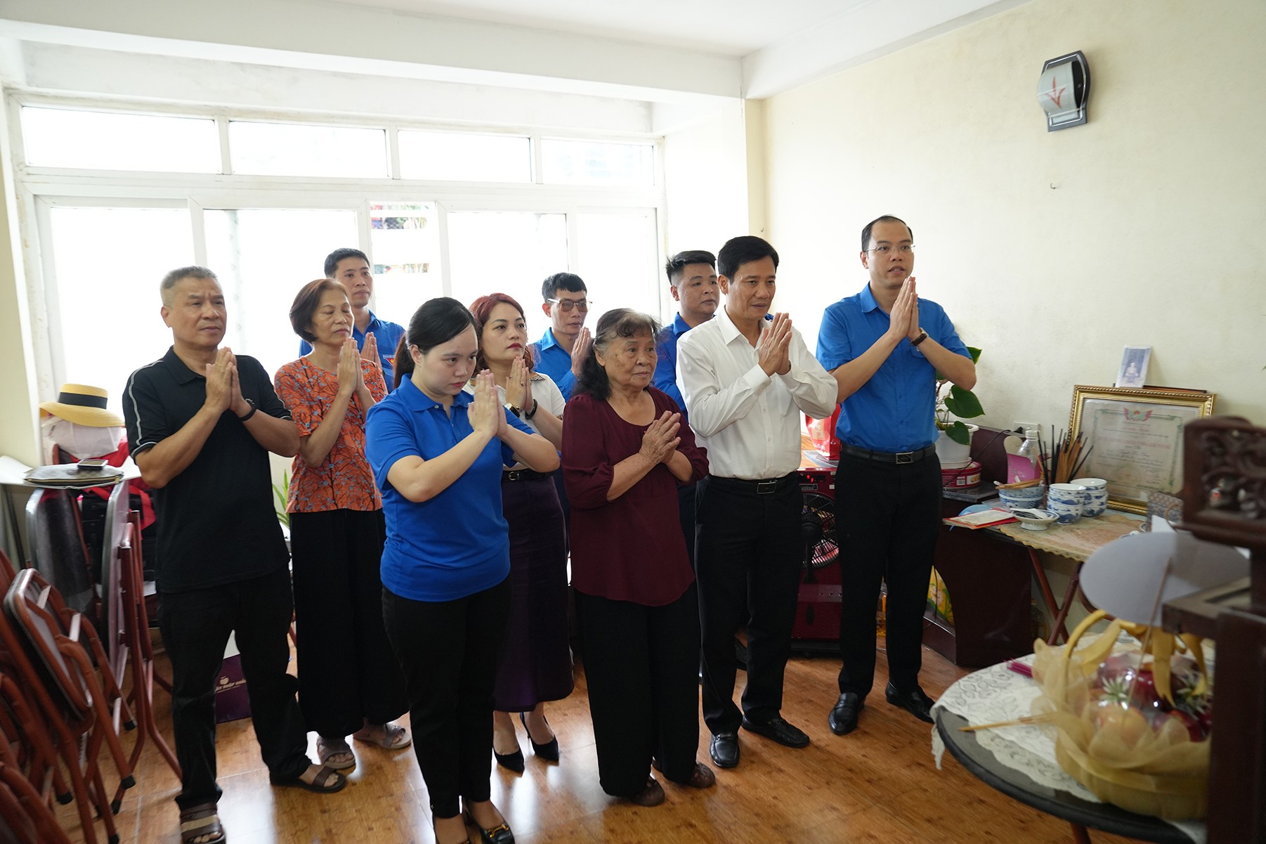 Lãnh đạo Thành đoàn Hà Nội, Quận Đống Đa và phường Phương Liên thắp hương trước bàn thờ liệt sỹ