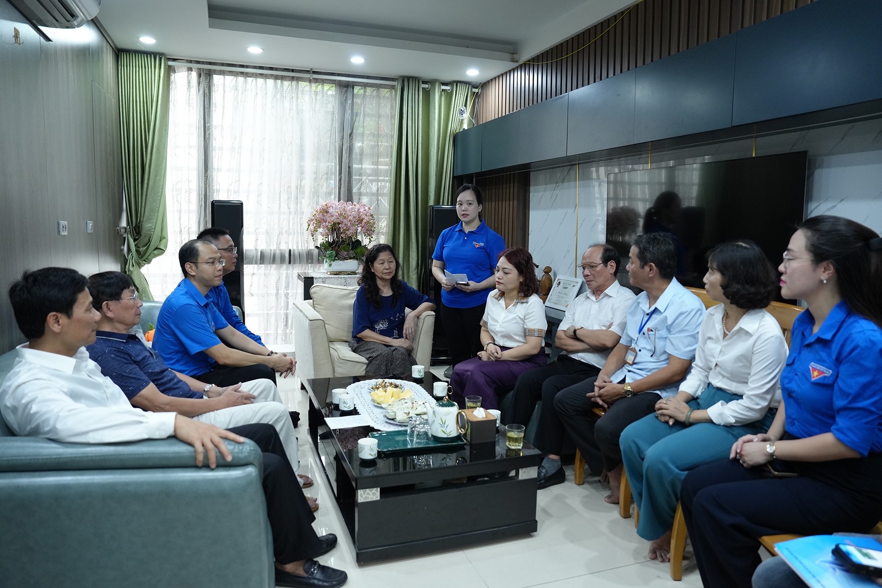 Thường trực Thành đoàn cùng lãnh đạo địa phương có mặt tại gia đình liệt sỹ Bùi Quang Vinh