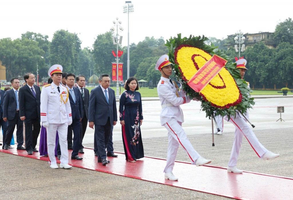 Đoàn đại biểu thành phố Hà Nội vào Lăng viếng Chủ tịch Hồ Chí Minh. Ảnh: Viết Thành