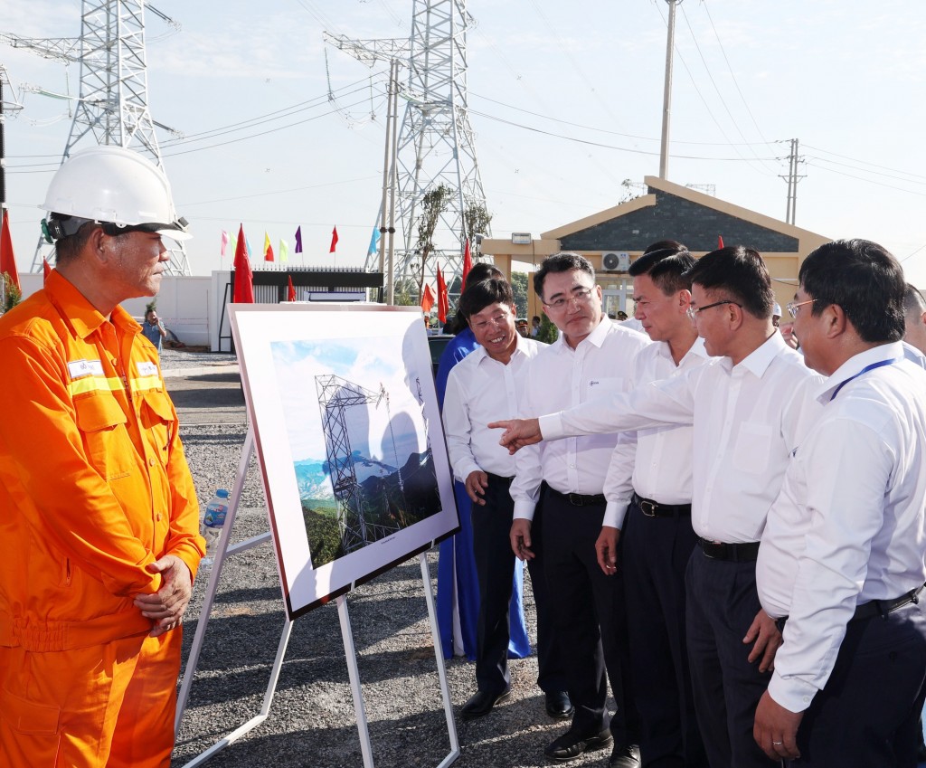 Tham dự lễ khánh thành tại điểm cầu Thanh Hóa, Phó Thủ tướng Lê Thành Long nghe giới thiệu về quá trình thi công đường dây 500 kV mạch 3 Quảng Trạch-Phố Nối - Ảnh: VGP/Đức Tuân