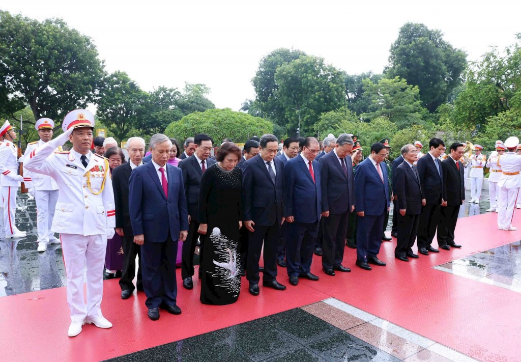 Đoàn đại biểu lãnh đạo Đảng, Nhà nước tưởng niệm Chủ tịch Hồ Chí Minh. Ảnh: Viết Thành