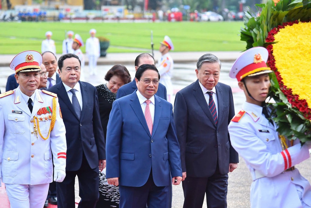 Đoàn đại biểu lãng đạo Đảng, Nhà nước vào Lăng viếng Chủ tịch Hồ Chí Minh. Ảnh: Viết Thành