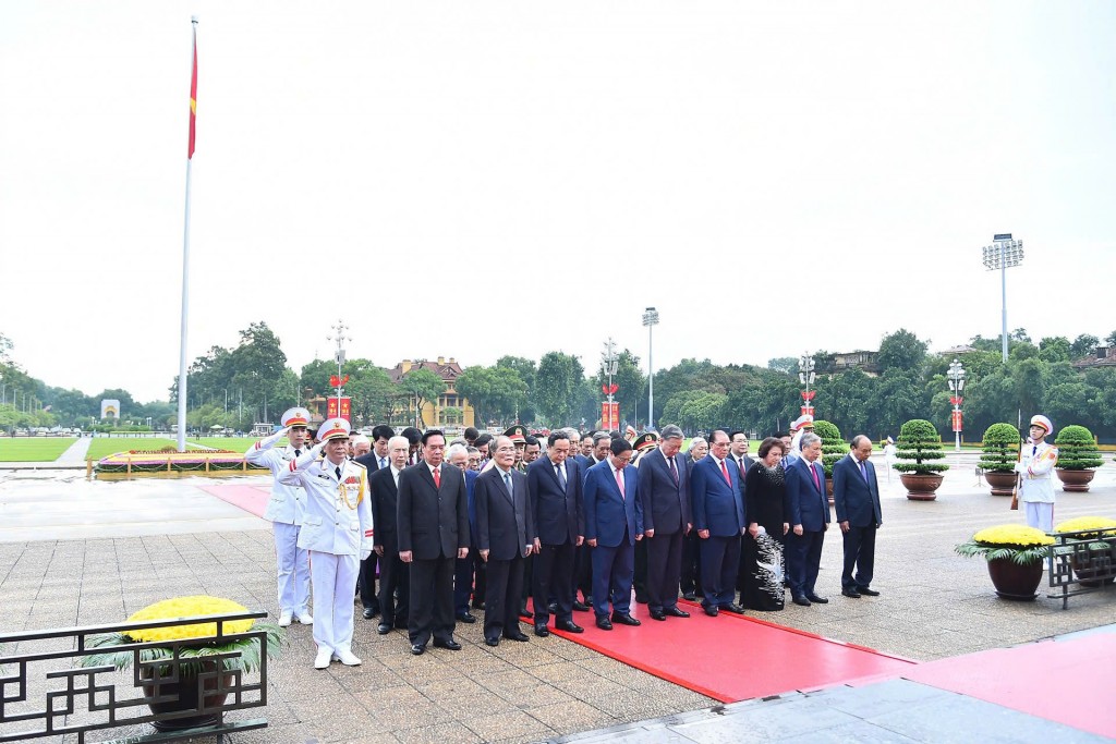 Đoàn đại biểu lãnh đạo Đảng, Nhà nước tưởng niệm Chủ tịch Hồ Chí Minh. Ảnh: Viết Thành