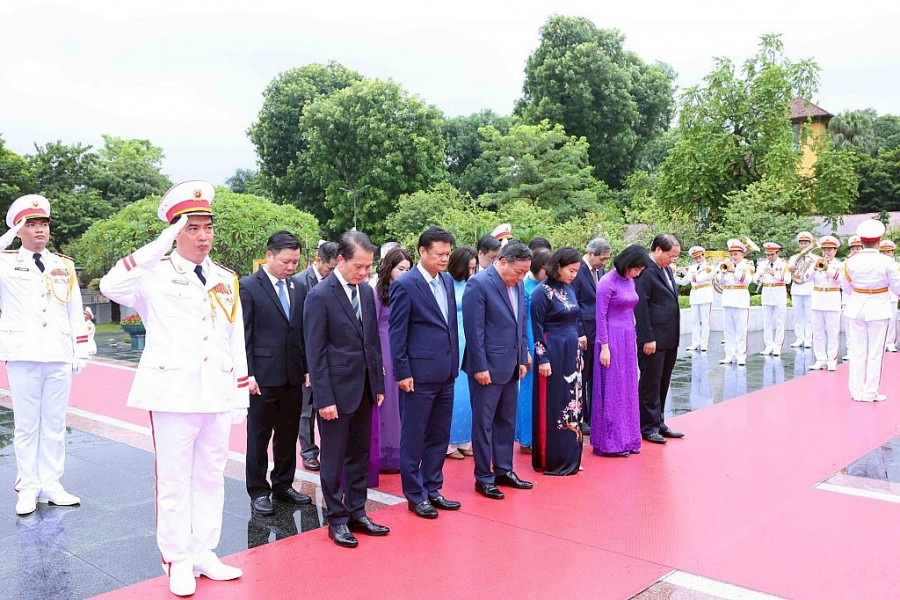 Đoàn đại biểu thành phố Hà Nội viếng các anh hùng liệt sĩ. Ảnh: Nhật Nam