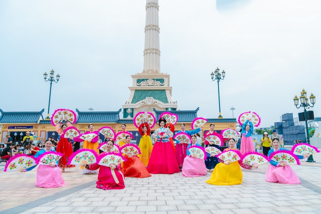 Điểm danh loạt trải nghiệm ăn chơi “cực cháy” tại 8WONDER Moon Festival