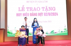 257 đảng viên huyện Gia Lâm nhận Huy hiệu Đảng đợt 2/9