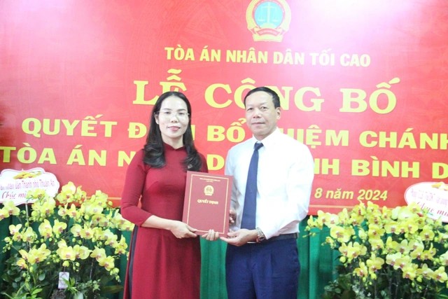 Lãnh đạo TAND Tối cao trao quyết định bổ nhiệm Chánh án TAND tỉnh Bình Dương cho bà Nguyễn Thị Tuyết Thanh