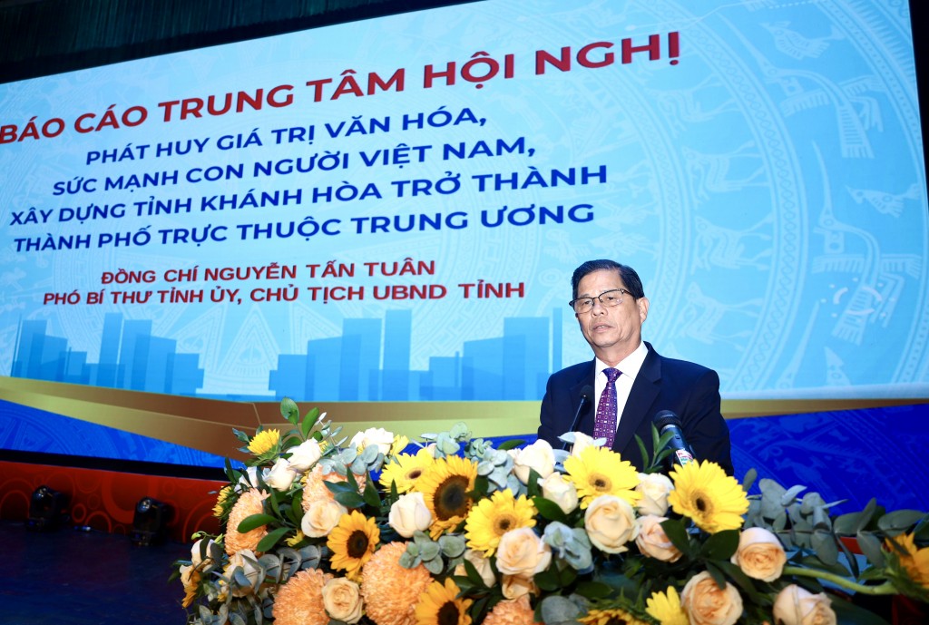 Chủ tịch UBND tỉnh Nguyễn Tấn Tuân phát biểu khai mạc hội nghị.