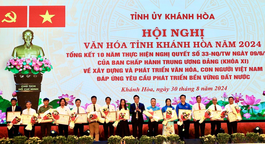 Phó Bí thư Thường trực Tỉnh ủy Nguyễn Khắc Toàn trao Bằng khen UBND tỉnh cho đại diện các tập thể xuất sắc trong 10 năm thực hiện Nghị quyết số 33