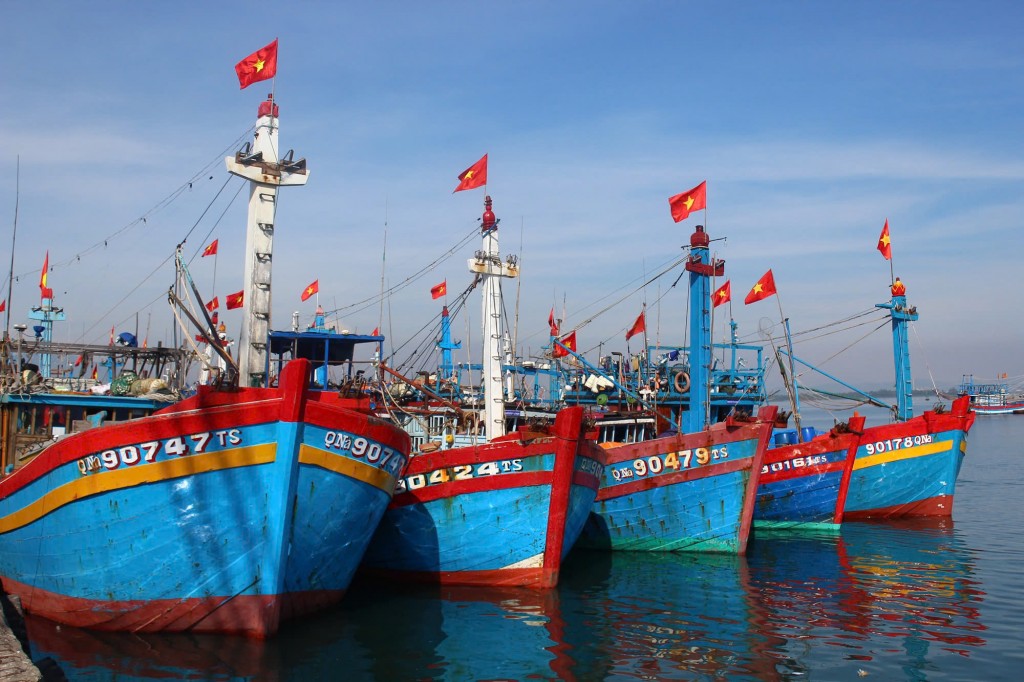 Các ngư dân rất tự hào nhìn lá cờ Tổ quốc tung bay trên vùng biển quê hương (Ảnh: H. Quảng)