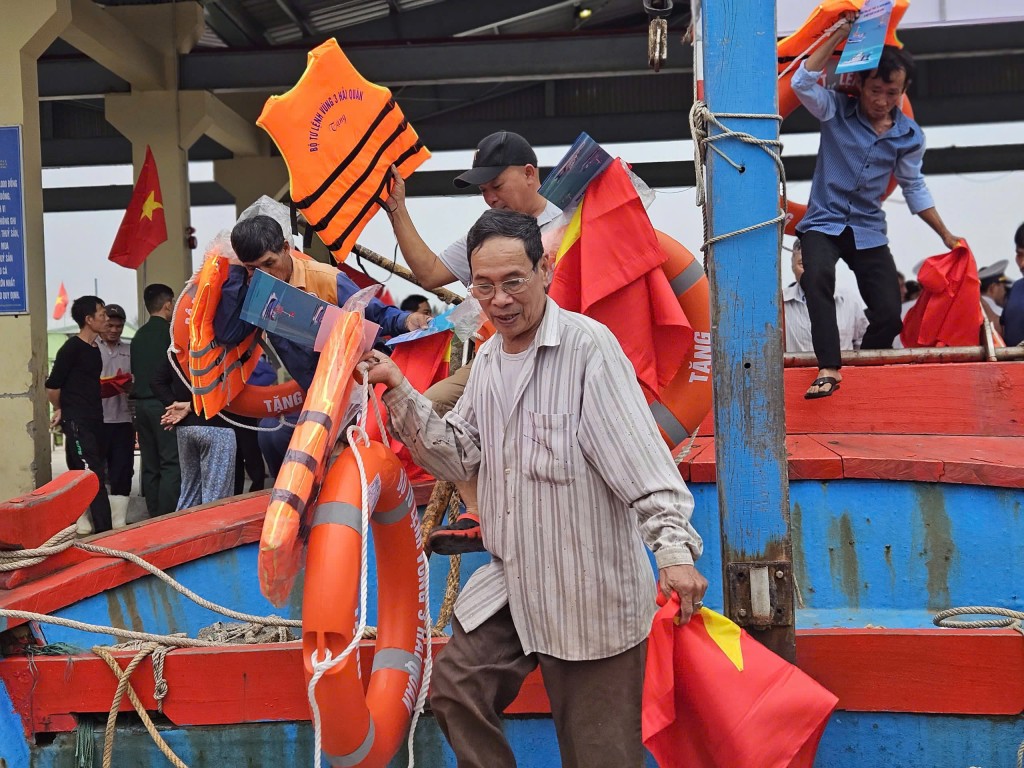 Bà con ngư dân phấn khởi khi nhận được phần quà ý nghĩa và được Vùng 3 Hải quân tuyên truyền khai thác hợp pháp vì một nghề cá bền vững (Ảnh: H.Quảng)